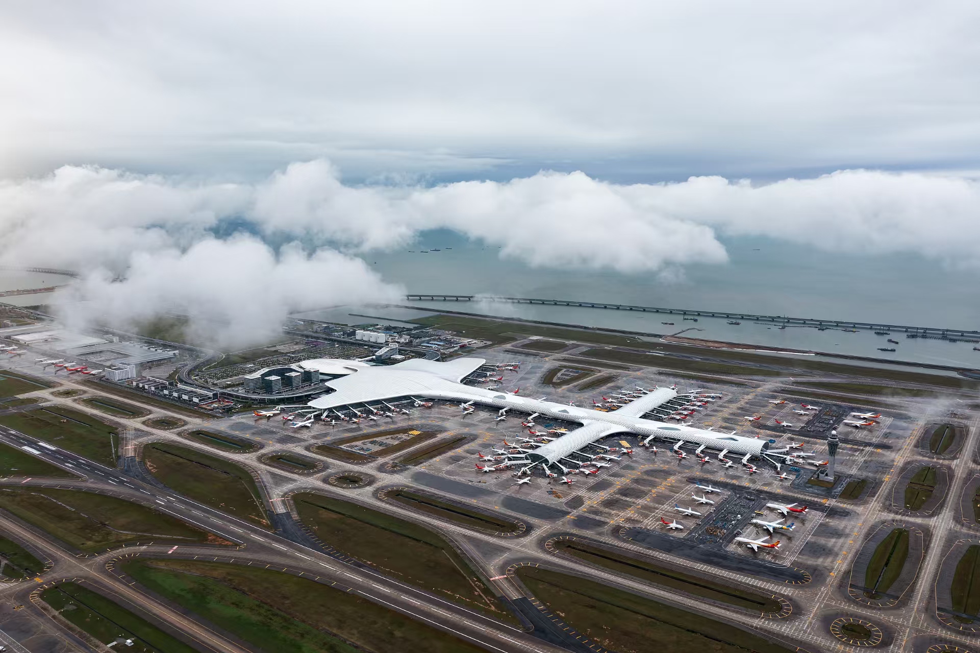 郑智化自称“连滚带爬登机”后，深圳机场增人力、试点设备